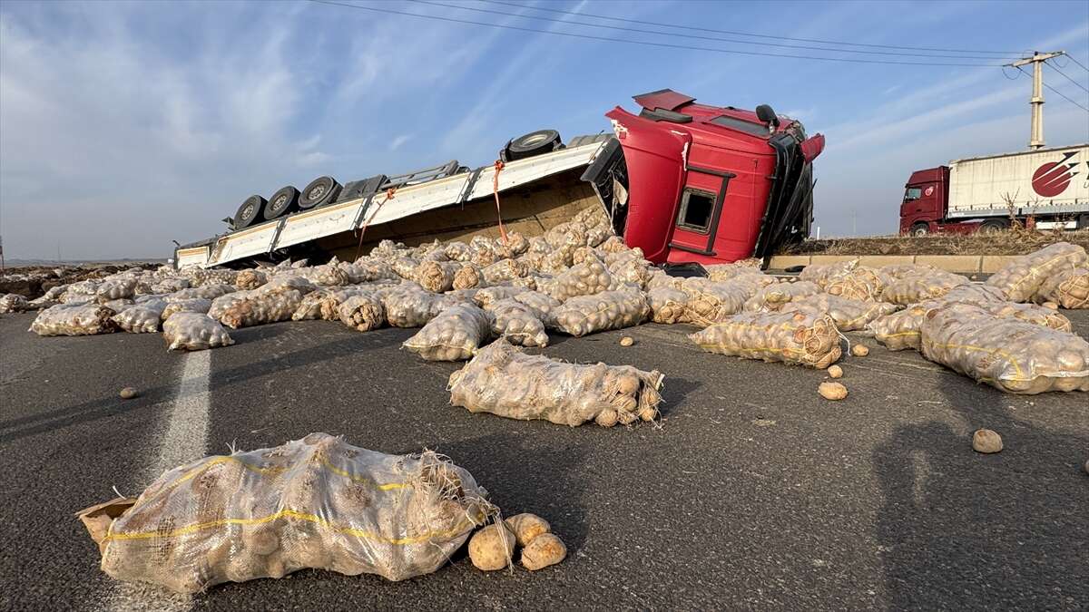 Devrilen TIR trafiği kilitledi 4